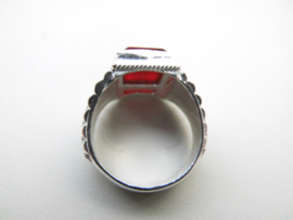 Zilveren rode steen cachet ring.