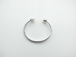 Zilveren baby boei armband met mattenklopper kop.