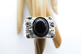 Zilveren zwarte steen cachet ring.