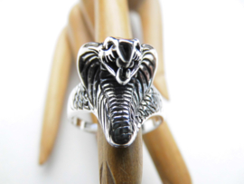 Zilveren cobra ring.