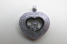 Zilveren hart hanger met zirkonia steentjes.