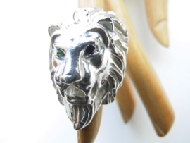 Zilveren mutant leeuw ring met 1 groen oog en 1 blauw oog.