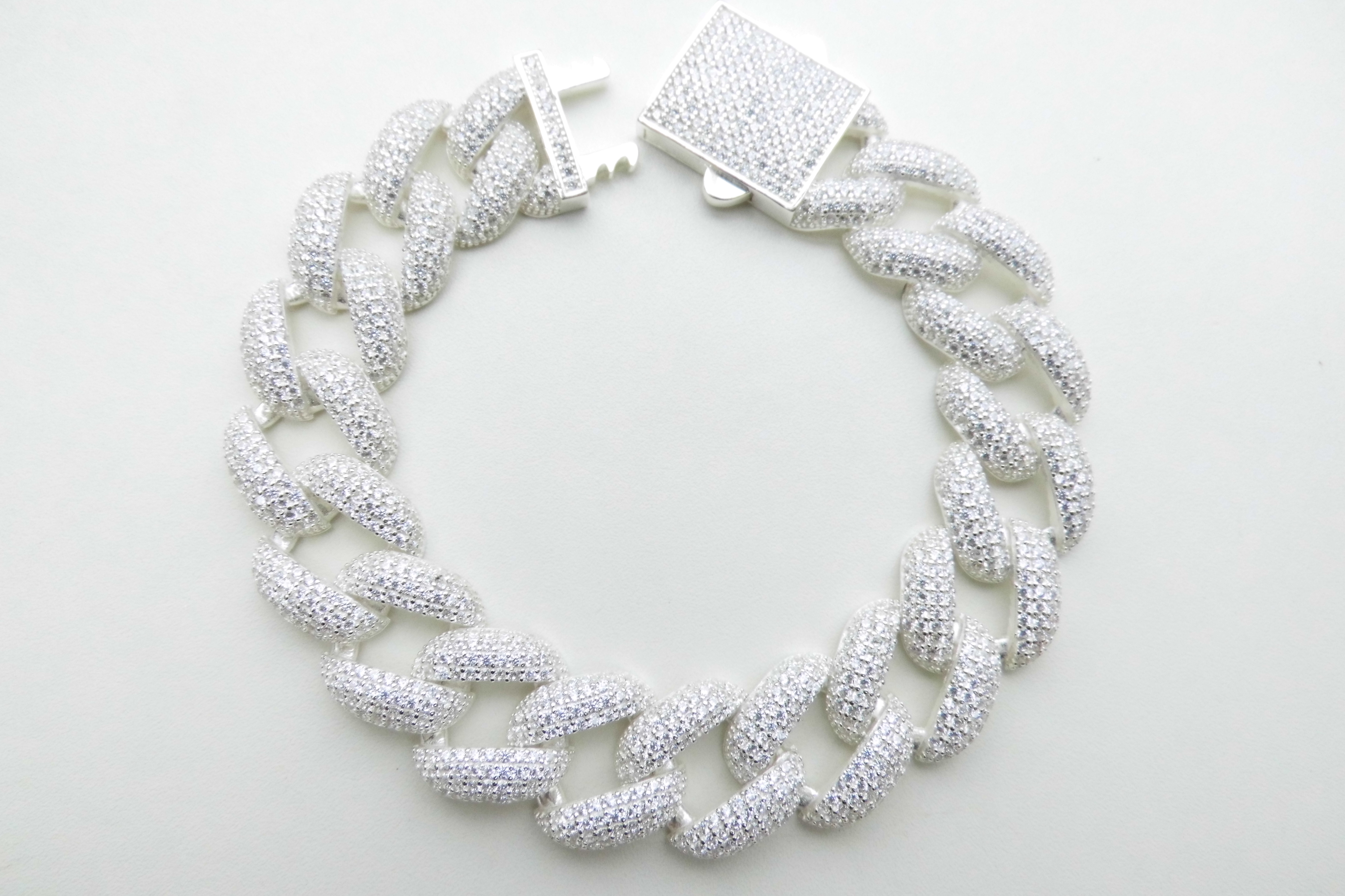 Zilveren Cuban bracelet iced met zirkonia steentjes.