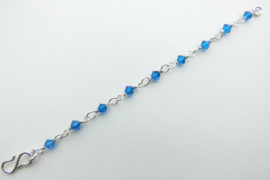 Zilveren blauwe kralen baby bracelet.
