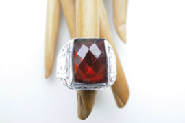 Zilveren rode steen cachet ring.