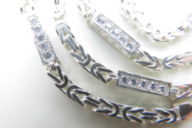 Zilveren konings ketting met witte zirkonia steentjes buis.