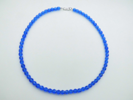 Hemel blauwe kralen snoer met zilveren sluiting. (50 cm)