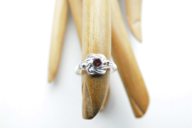Zilveren baby mattenklopper ring met rood steentje.