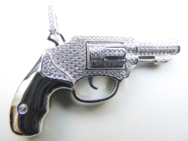 Zilveren revolver hanger vol gezet met zirkonia steentjes. (Iced Out)