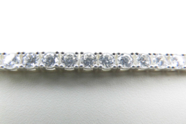 Zilveren tennis bracelet met witte zirkonia steentjes.