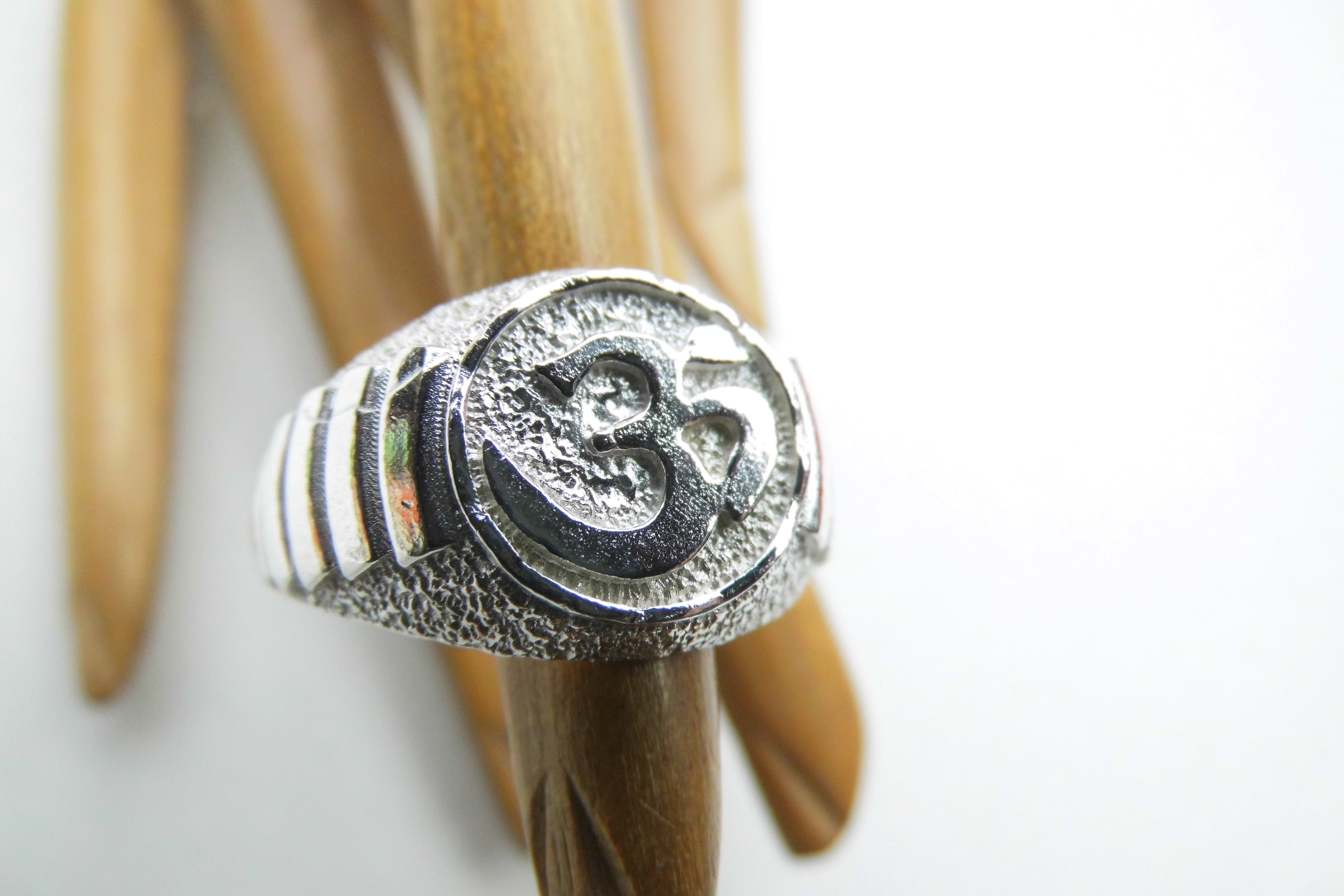 Zilveren ohm cachet ring.