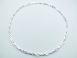 Zilveren ketting met zirkonia steentjes.