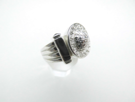 Zilveren ring.