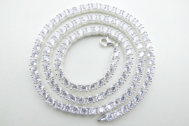Zilveren tennis ketting met witte zirkonia steentjes.