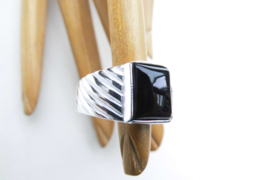 Zilveren zwarte steen cachet ring.