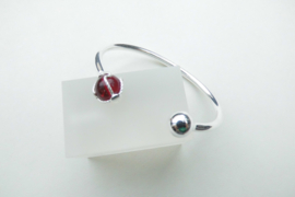 Zilveren rood-bal baby boei armband.
