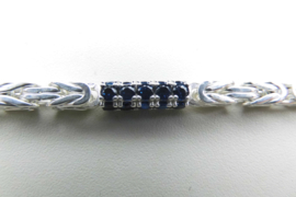 Zilveren konings bracelet met blauwe zirkonia steentjes buis.