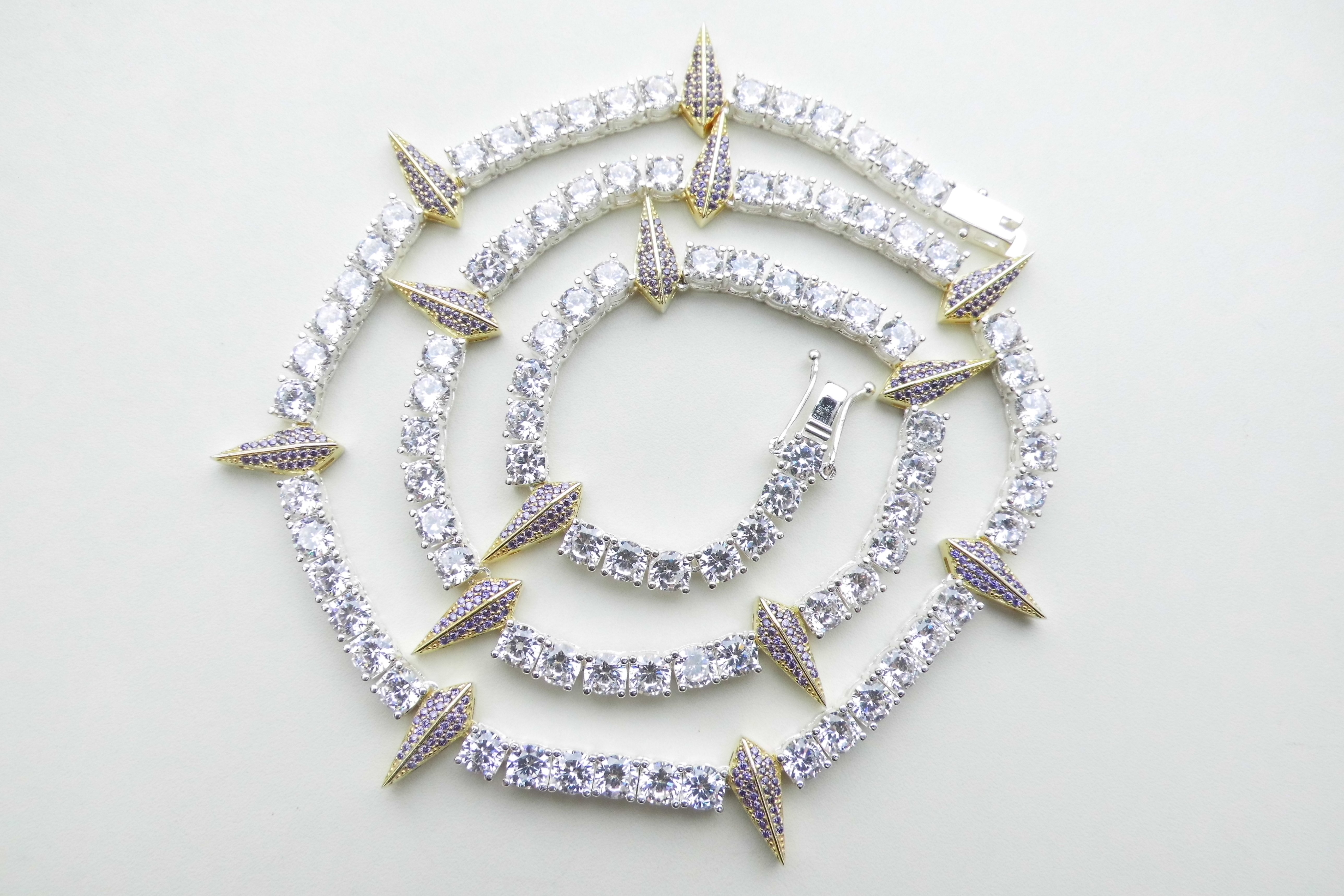 Zilveren "Black Panther" ketting met zirkonia steentjes.