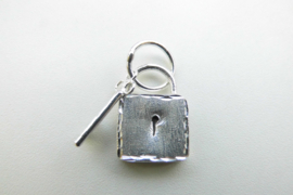 Zilveren slot + sleutel hanger.