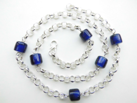 Zilveren lontai ketting met blauwe ingi boca kralen.