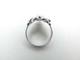 Zilveren knoop ring.