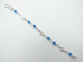 Zilveren baby mattenkloppertjes bracelet met blauwe kralen.