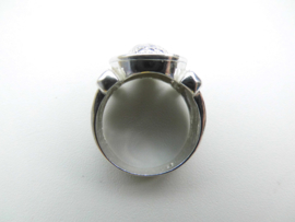 Zilveren ring.