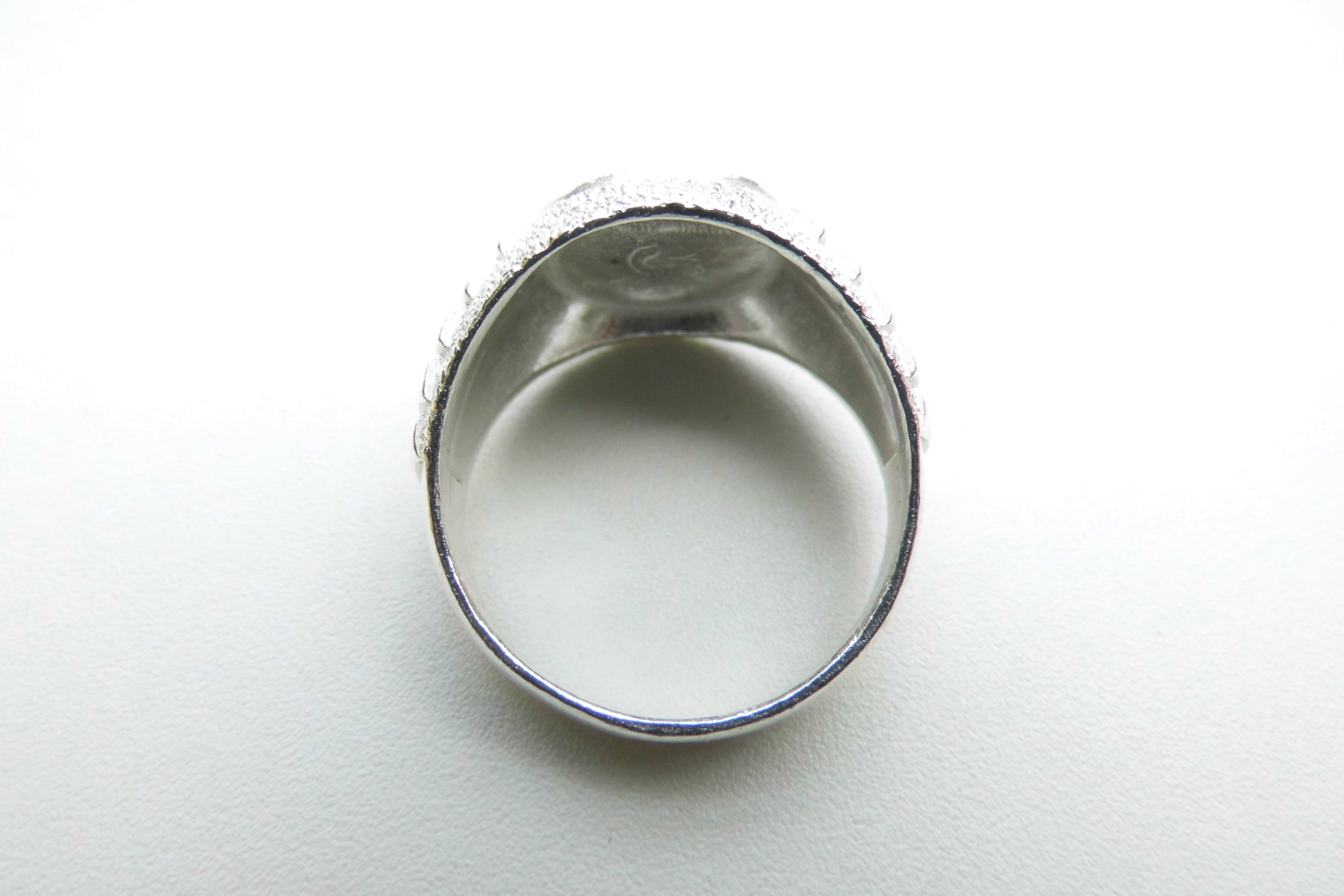 Zilveren ohm cachet ring.