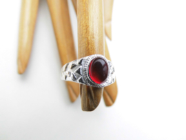Zilveren kinderen rode steen cachet ring.