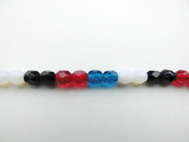 Blauw/rood/zwart/witte kralen bracelet met zilveren sluiting.