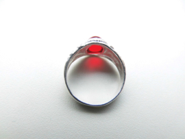 Zilveren kinderen rode steen cachet ring.