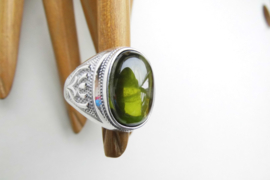 Zilveren olijf groene steen cachet ring.