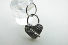 Zilveren slot + sleutel hanger. (hart)