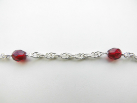 Zilveren baby tarate ketting met rode kralen.