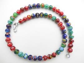 Rood/groen/blauw bloem kralen snoer met zilveren sluiting.