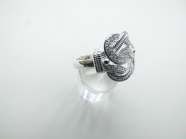 Zilveren mattenklopper ring met zirkonia steentjes. (medium)