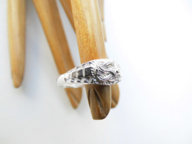 Zilveren mattenklopper cachet ring.