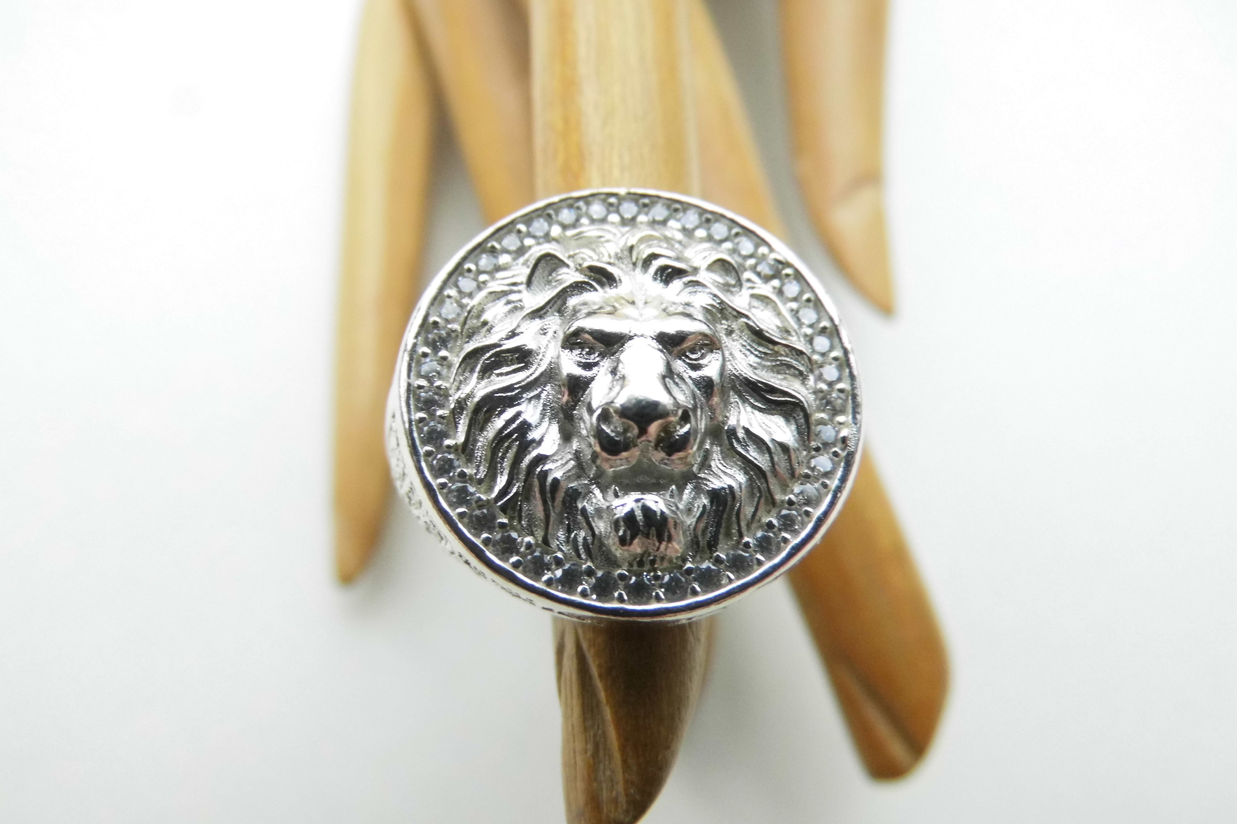 Zilveren leeuwenkop ring met zirkonia steentjes.