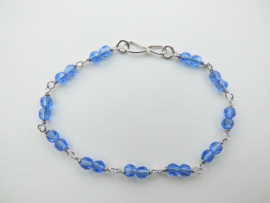 Zilveren blauwe kralen bracelet.