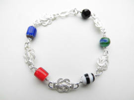 Zilveren mattenklopper alakondre kralen bracelet.