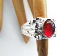 Zilveren rode steen cachet ring.