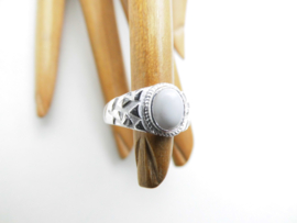 Zilveren kinderen witte steen cachet ring.