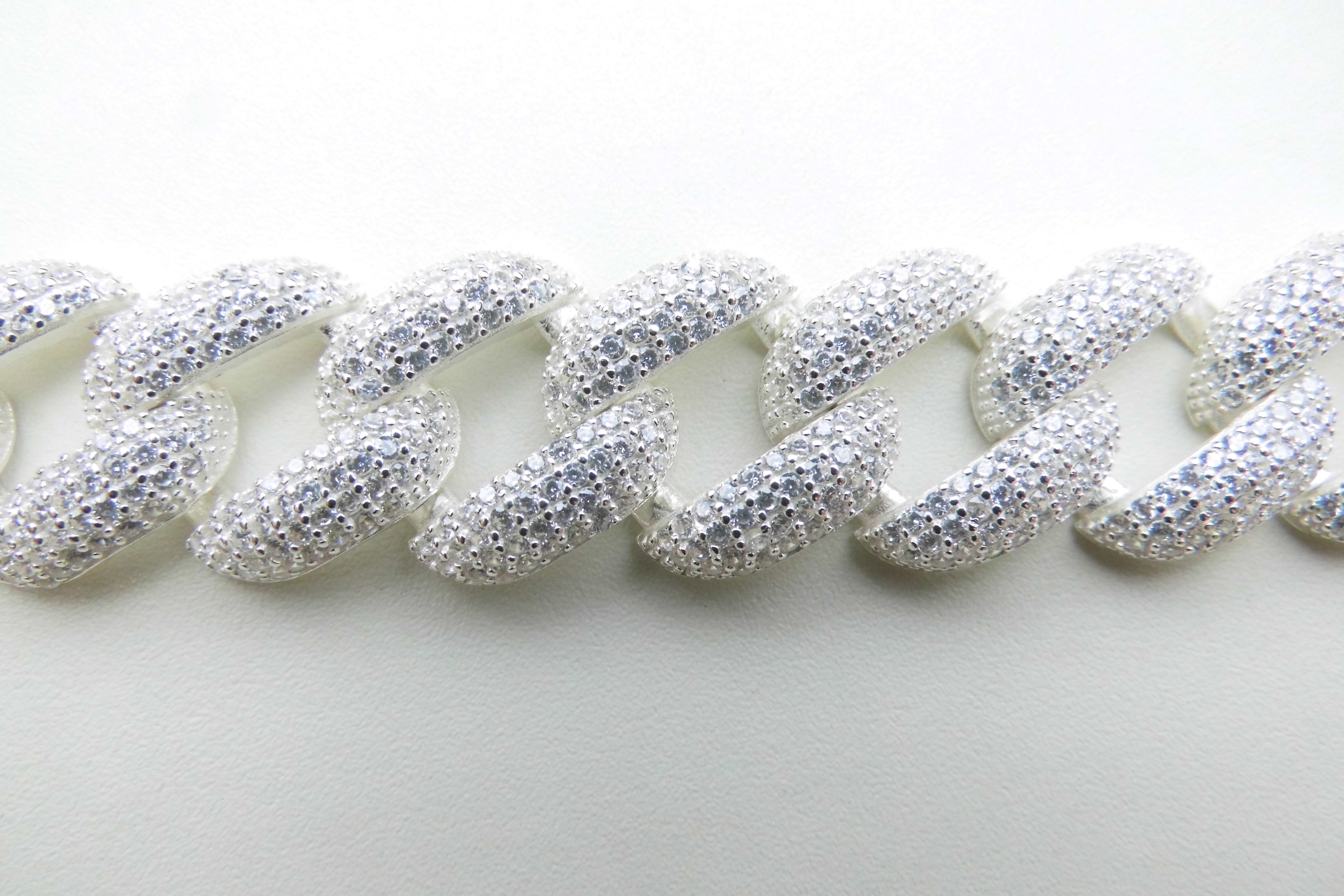 Zilveren Cuban bracelet iced met zirkonia steentjes.
