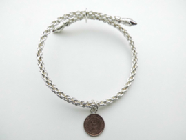 Zilveren gevlochten armband met halve cent hanger. (roosknop)