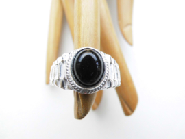 Zilveren zwarte steen cachet ring.