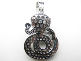Zilveren cobra hanger vol gezet met zirkonia steentjes. (Iced Out)