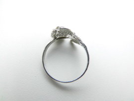 Zilveren roos met blauw steentje ring.