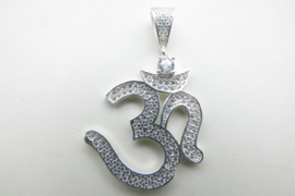 Zilveren ohm hanger iced met zirkonia steentjes.