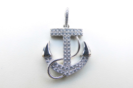 Zilveren anker hanger met zirkonia steentjes.