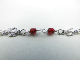 Zilveren mattenkloppertjes rode kralen bracelet.